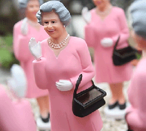 this-waving-queen-is-powered-by-a-small-solar-panel-thumb
